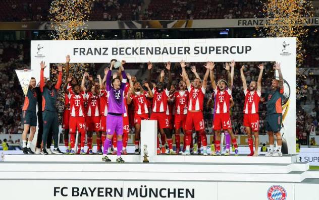 슈퍼컵 트로피를 들어 올리는 바이에른 뮌헨 선수들. /사진=바이에른 뮌헨 공식 SNS 갈무리
