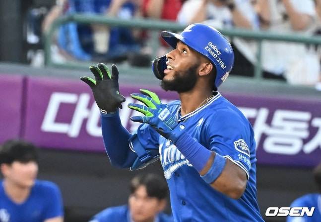 삼성 디아즈가 17일 사직 롯데전에서 4회 투런 홈런을 기록하고 있다.