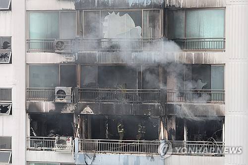 마포 창전동 아파트에서 화재
(서울=연합뉴스) 이진욱 기자 = 17일 서울 마포구 창전동 한 아파트에서 화재가 발생, 소방대원들이 잔불을 정리하고 있다. 2025.8.17
cityboy@yna.co.kr
(끝)
