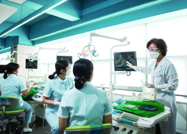 1977년 전국 최초로 설립돼 국내 치위생 교육의 출발점이자 기준을 제시해 온 대구보건대 치위생학과 학생들이 실습을 하는 모습. 대구보건대 제공
