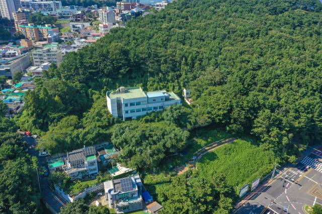 17일 부산 영도구 동삼동 국립과학수사연구원 남부분원 옛 건물. 이 건물은 2011년 남부분원이 양산으로 이전한 이후 계속 방치돼 있다. 김종진 기자 kjj1761@