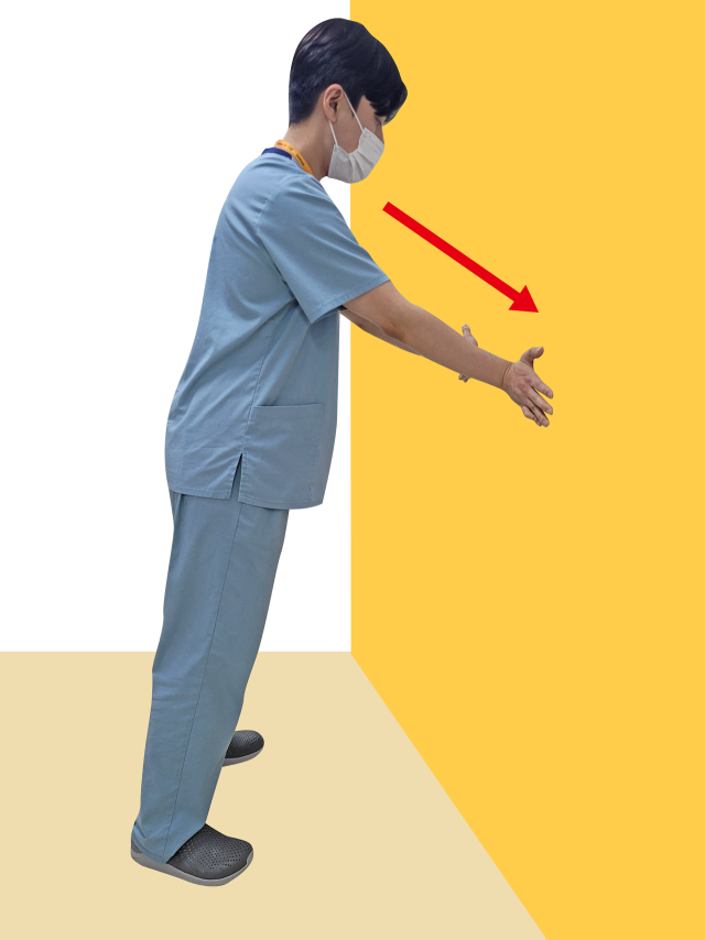 근감소증 환자에 가장 무리가 되지 않는 ‘벽 짚고 팔굽혀펴기’./창원파티마병원/