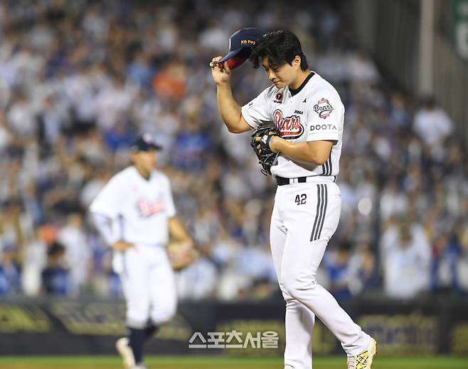 두산 최지강이 9회초 등판해 아웃카운트를 잡지 못하고 연속 안타와 볼넷을 허용하며 만루 위기를 맞은 뒤 강판되고 있다. 사진 | 박진업 기자 upandup@sportsseoul.com