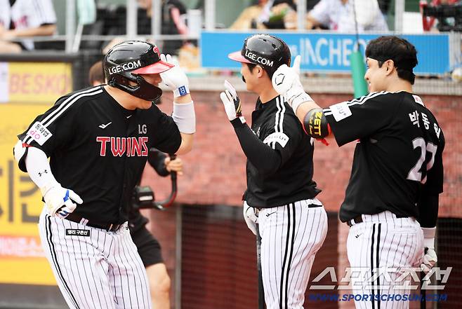 끈질긴 승부 끝 선제점을 투런포로 해결한 김현수를 향해 엄지 척.