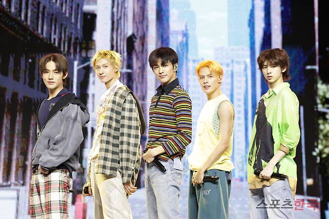 데뷔 앨범 'COLOR OUTSIDE THE LINES' 미디어 쇼케이스에 참석한 그룹 코르티스(CORTIS). 25.8.18 ⓒ이혜영 기자 lhy@hankooki.com