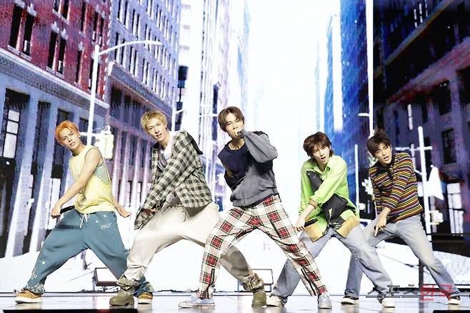 데뷔 앨범 'COLOR OUTSIDE THE LINES' 미디어 쇼케이스에 참석한 그룹 코르티스(CORTIS). 25.8.18 ⓒ이혜영 기자 lhy@hankooki.com