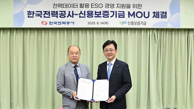 김기완(오른쪽) 신용보증기금 미래전략실장과 박종운(왼쪽) 한국전력공사 ICT기획처장이 지난 14일 한전아트센터에서 '전력데이터 활용 ESG 경영 지원을 위한 업무협약'을 체결하고 기념 촬영을 하고 있다. ⓒ신용보증기금