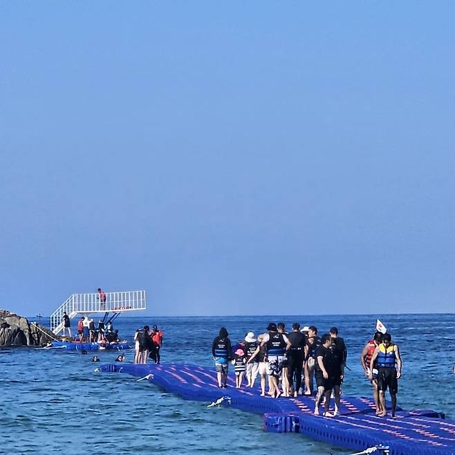 강릉 경포해수욕장 오리바위 다이빙대와 플로팅 브릿지. 강릉시 제공