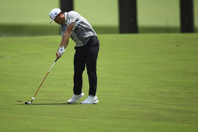 <yonhap photo-1408=""> Sungjae Im, of South Korea, hits from the fairway on the 16th hole during the second round of the BMW Championship golf tournament, Friday, Aug. 15, 2025, in Owings Mills, Md. (AP Photo/Nick Wass)/2025-08-16 06:47:13/ <저작권자 ⓒ 1980-2025 ㈜연합뉴스. 무단 전재 재배포 금지, AI 학습 및 활용 금지></yonhap>