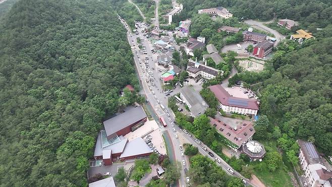 지난 5월 설악산국립공원 소공원 주차장에 주차하기 위해 차량 행렬이 길게 줄지어 서있다. 사진 국립공원공단
