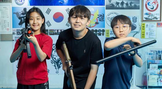 세계의 다양한 무술에는 스틱·칼·총 등 다양한 무기를 활용하는 방법도 있다. 무기 방어술을 배워본 소중 학생기자단이 총과 톤파를 들고 포즈를 취했다.