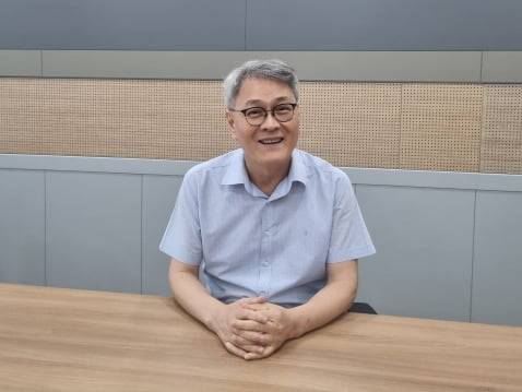 김준섭 피엔티 대표가 18일 경북 구미 피엔티 본사에서 기자와 인터뷰를 하고 있다. 2003년 피엔티를 창업한 이후 21년 만에 매출 1조원을 넘어섰다. / 박진우 기자