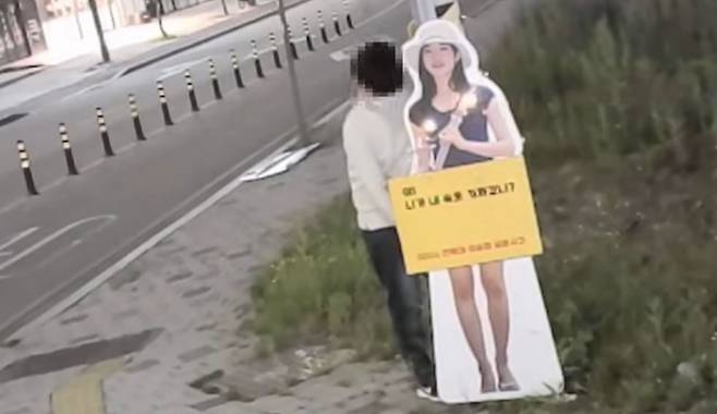 등신대에 고정된 케이블 타이를 끊고 있는 A씨. /사진=유튜브 '이윤희 실종사건 공식채널' 영상 캡처