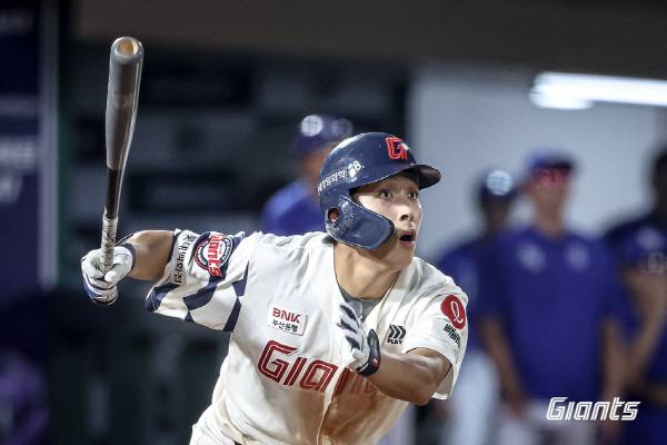 지난 17일 부산 사직구장에서 열린 삼성과 3연전 마지막 경기에서 롯데 황성빈이 9회말 솔로 홈런을 친 뒤 날아가는 공을 바라보고 있다. 롯데 자이언츠 제공