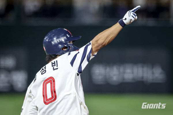 지난 17일 부산 사직구장에서 열린 삼성과 3연전 마지막 경기에서 롯데 황성빈이 9회말 솔로 홈런을 친 뒤 세리머니를 하며 달리고 있다. 롯데 자이언츠 제공