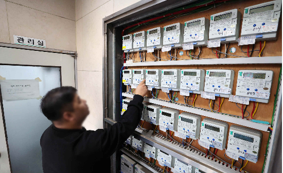 서울 한 다세대주택에서 관리인이 전기 계량기를 살펴보고 있다. (사진=매경DB)