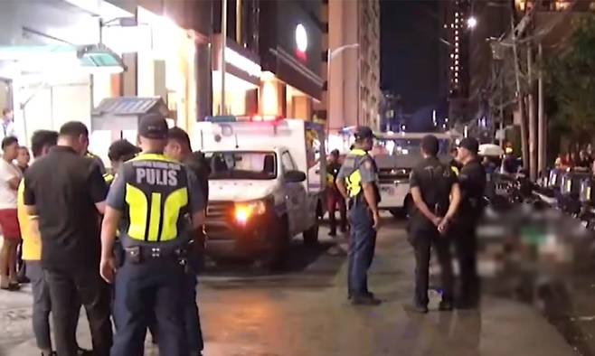 지난 15일(현지시간) 필리핀 마닐라 말라테 지역에서 외국인 남성 2명이 오토바이 강도의 총격에 살해당하는 사건이 벌어졌다. GMA뉴스 보도화면 캡처