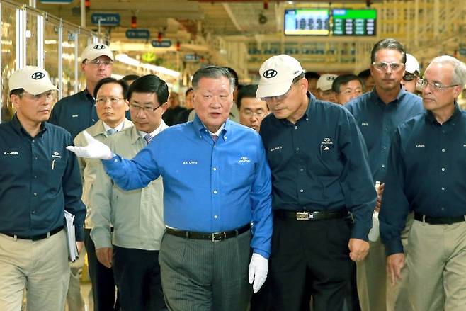 정몽구(가운데) 현대차그룹 명예회장. 현대차그룹 제공