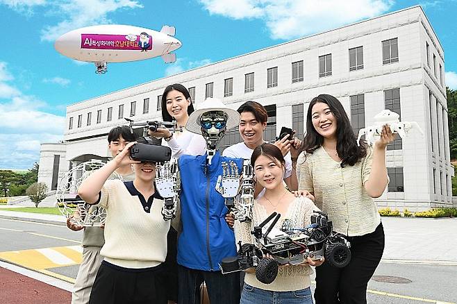 호남대 학생들이 각종 센서와 로봇을 들고 교내에서 포즈를 취하고 있다. 호남대 제공