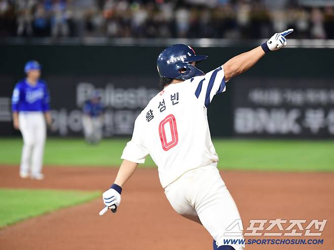 17일 부산 사직구장에서 열린 롯데와 삼성의 경기. 9회말 동점 홈런을 날린 롯데 황성빈. 부산=송정헌 기자songs@sportschosun.com/2025.08.17/