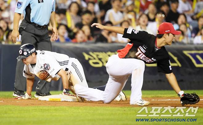 15일 잠실구장에서 열린 두산 베어스와 KIA 타이거즈의 경기. 9회말 2사 2루 두산 정수빈이 3루 도루 직후 송구가 빠지자 홈을 향하고 있다. 잠실=박재만 기자 pjm@sportschosun.com/2025.08.15/