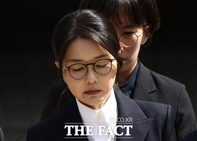 검찰이 김건희 여사의 학력·경력 위조 사건을 불기소 처분했다. 윤석열 전 대통령 부인 김건희 여사가 12일 오후 서울 서초구 서울중앙지법에서 열린 구속 전 피의자 심문(영장실질심사)를 마치고 나오고 있다. 2025.08.12 사진공동취재단