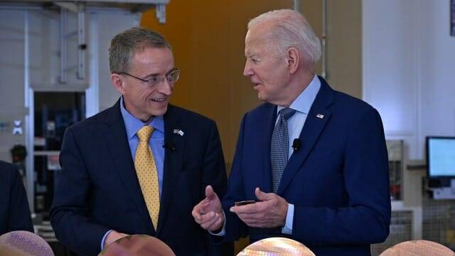 3월 20일(미국 현지시간) 반도체 법 보조금 서명식에 참석한 팻 겔싱어 인텔 CEO(왼쪽), 조 바이든 미국 대통령(오른쪽). (사진=인텔)