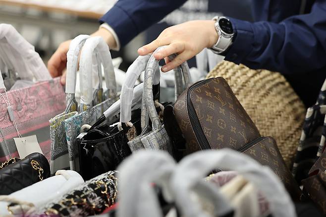 지난 2월 20일 오전 서울 중구 서울시청 남산 별관에서 서울시 민생사법경찰국 직원이 위조 상품을 판매한 일당 2명으로부터 압수한 가방 등 물품을 정리하고 있다. 뉴스1