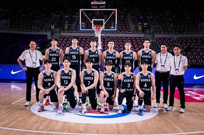 6일 사우디아라비아 제다에서 열린 2025 국제농구연맹(FIBA) 아시아컵 조별리그 A조 1차전 호주와의 경기를 앞둔 한국 남자농구 국가대표팀. FIBA 제공