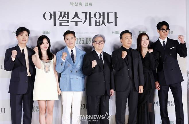 배우 박희순, 손예진, 이병헌, 박찬욱 감독, 배우 이성민, 염혜란, 차승원이 19일 서울 용산구 CGV아이파크몰에서 열린 영화 ‘어쩔수가 없다‘ 제작보고회에서 포즈를 취하고 있다. '어쩔 수가 없다'는 모든 것이 만족스러웠던 회사원 만수가 갑작스러운 해고 이후 가족과 집을 지키기 위해 재취업 전쟁에 뛰어드는 이야기를 그린다. 오는 9월 개봉 예정. /사진=김휘선 hwijpg@