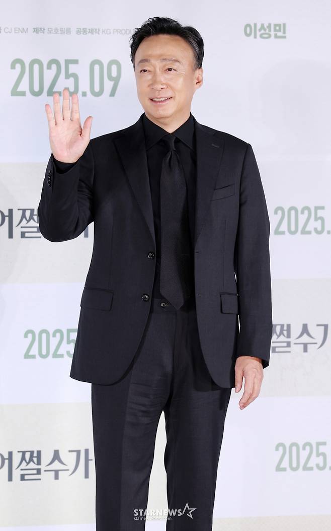 배우 이성민이 19일 서울 용산구 CGV아이파크몰에서 열린 영화 ‘어쩔수가 없다‘ 제작보고회에서 포즈를 취하고 있다. '어쩔 수가 없다'는 모든 것이 만족스러웠던 회사원 만수가 갑작스러운 해고 이후 가족과 집을 지키기 위해 재취업 전쟁에 뛰어드는 이야기를 그린다. 오는 9월 개봉 예정. /2025.08.19 /사진=김휘선 hwijpg@