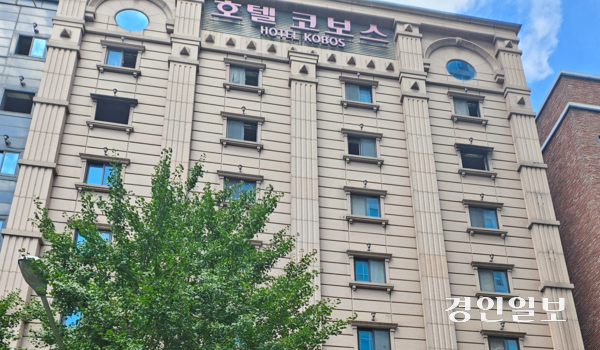 지난해 다수의 사상자가 발생했던 부천 호텔 코보스. 8층과 9층 창문은 여전히 시커멓게 그을려져 있고 깨져나간 유리창은 복구되지 않은 채로 있다. 2025.8.20 부천/김연태기자 kyt@kyeongin.com