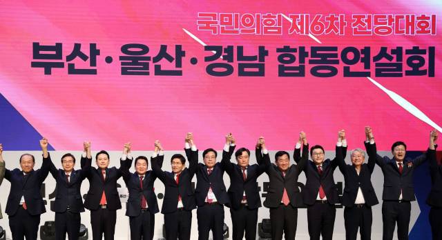 국민의힘 제6차 전당대회 부산·울산·경남 합동연설회가 열린 지난 12일 부산 해운대구 벡스코 오디토리움에서 당 대표 후보등이 무대에 올라 당원들에게 인사하고 있다. 김종진 기자 kjj1761@