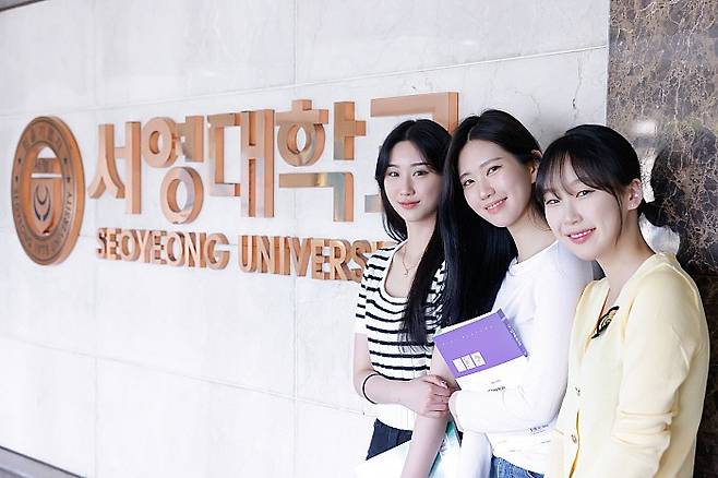 서영대 모댈들이 대학본부 1층에서 포즈를 취하고 있다. 서영대 제공