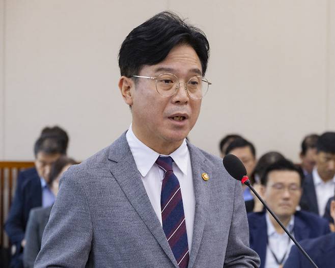 김영훈 고용노동부 장관이 20일 국회에서 열린 환경노동위원회 전체 회의에 출석해 2024년도 결산 보고를 하고 있다.(사진=연합뉴스)