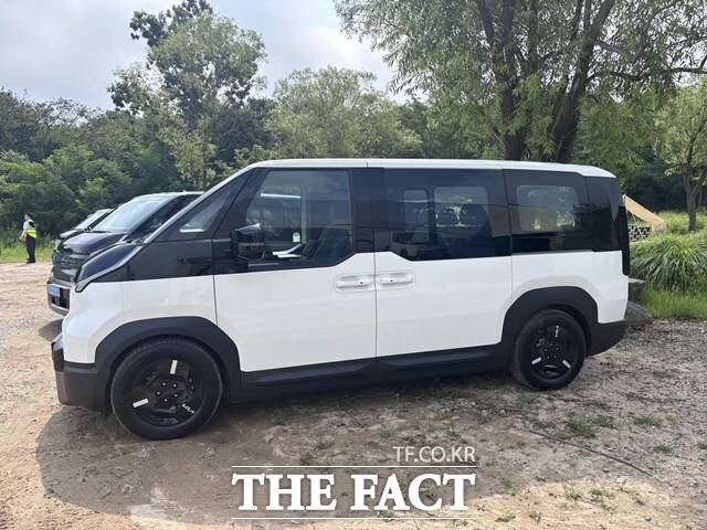 지난 18일 인천 중구 한 카페에 주차돼 있는 더 기아 PV5 패신저 모델. 직선 위주의 단순한 비율이 돋보인다. /황지향 기자