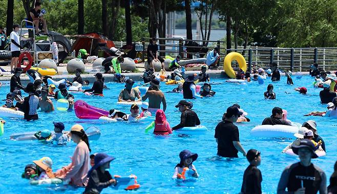 서울의 한 수영장에서 어린이들이 물놀이를 즐기는 모습.(기사 내용과 관련 없음) 2025.6.22/뉴스1