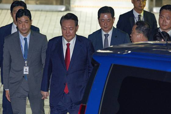 윤석열 전 대통령이 지난달 9일 서울중앙지방법원에서 열린 2차 영장실질심사를 마친 뒤 퇴장하고 있다. 사진공동취재단