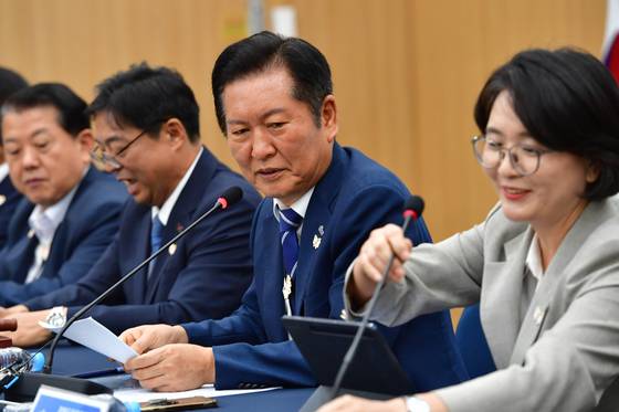 정청래 더불어민주당 당대표가 20일 오전 경북 경주시 화백컨벤션센에서 열린 제150차 경북 현장 최고위원회에서 임미해 경북도당 위원장 직무대행과 얘기를 나누고 있다. 이날 현장 최고위원회는 70여 일 앞으로 다가온 APEC 2025 정상회의 준비 상황 등을 점검하기 위한 자리 등으로 마련됐다. 뉴스1
