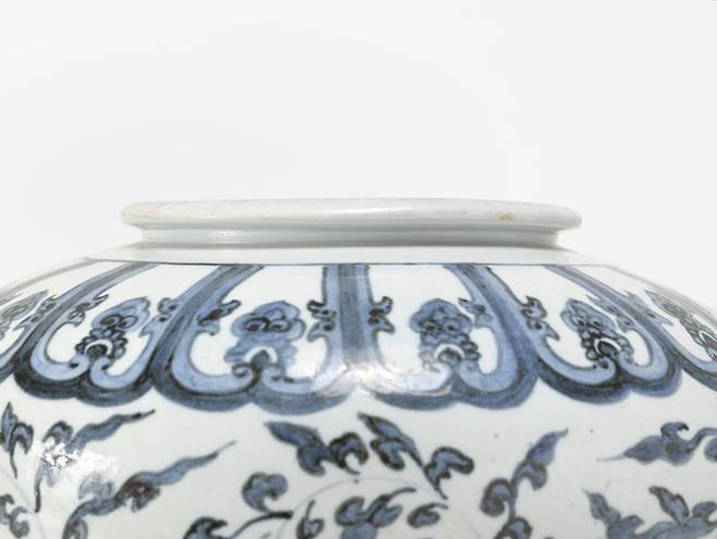 이번 경매에 나오는 조선 15세기 청화백자. /CHRISTIE'S IMAGES LTD. 2025