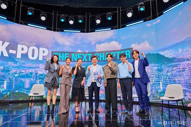 (서울=뉴스1) 허경 기자 = 이재명 대통령이 20일 서울 서초동 아리랑국제방송에서 녹화되는 특별 프로그램 '케이팝 더 넥스트 챕터(K-Pop:The Next Chapter)'에 출연해 넷플릭스 애니메이션 '케이팝 데몬 헌터스'(케데헌) 메기 강 감독, 걸그룹 트와이스 멤버 등 출연진들과 기념촬영을 하고 있다. (대통령실 제공. 재판매 및 DB 금지) 2025.8.20/뉴스1 Copyright (C) 뉴스1. All rights reserved. 무단 전재 및 재배포, AI학습 이용 금지. /사진=(서울=뉴스1) 허경 기자
