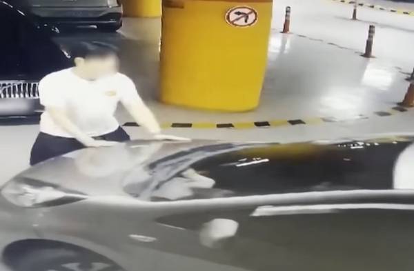 주차장에서 사람을 치고 도주한 차주에 대해 경찰이 뺑소니가 아니라고 판단했다. 사진은 인천공항 주차장에서 한 남성이 차에 치이는 모습. /사진=유튜브 채널 '한문철TV' 캡처