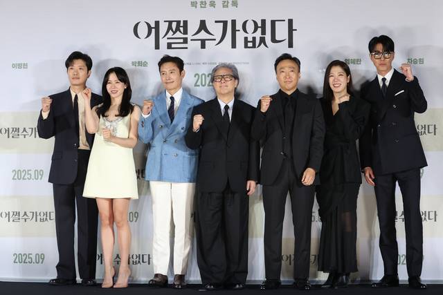 19일 서울 용산구 CGV 용산아이파크몰에서 열린 영화 ‘어쩔수가없다’ 제작보고회에서 감독과 배우들이 포즈를 취하고 있다. 왼쪽부터 박희순, 손예진, 이병헌, 박찬욱 감독, 이성민, 염혜란, 차승원. 연합뉴스