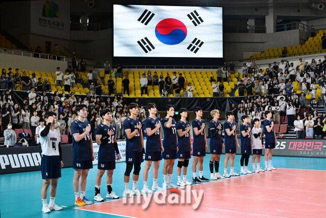 2025년 6월 7일 오후 충청남도 천안시 유관순체육관에서 '2025 남자배구 국가대표 평가전' 대한민국과 네덜란드의 경기가 열렸다. 대한민국 선수들이 국민의례를 하고 있다./유진형 기자
