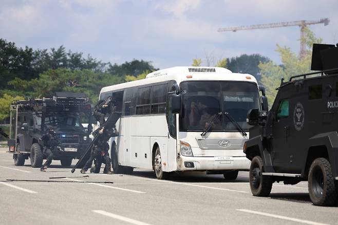 20일 광주경찰청 등 유관기관들이 ‘2025 광주 세계양궁선수권대회’ 개최를 앞두고 대테러 합동훈련을 실시하고 있다. (광주경찰청 제공)