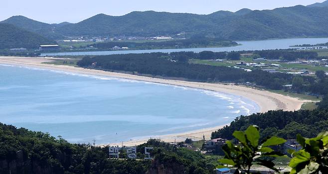 ▲ 백령면 진촌리 용기원산 꼭대기에 '국토 끝 섬 전망대'에서 바라본 백령도사곳해변의 모습이 한눈에 펼쳐진다. 뒤쪽에는 백령공항이 들어설 예정이다. /양진수기자 photosmith@incheonilbo.com