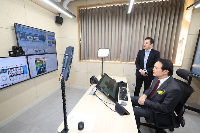 임태희 경기도교육감이 지난 2월 19일 경기이음온학교 개교식에 참가해 스튜디오를 둘러보고 있다. 사진=경기도교육청