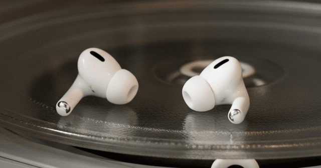 무선 이어폰의 대중화와 함께, 그 유해성에 대한 내용이 과학적 검증 없이 확산됐다|출처: Gemini 생성