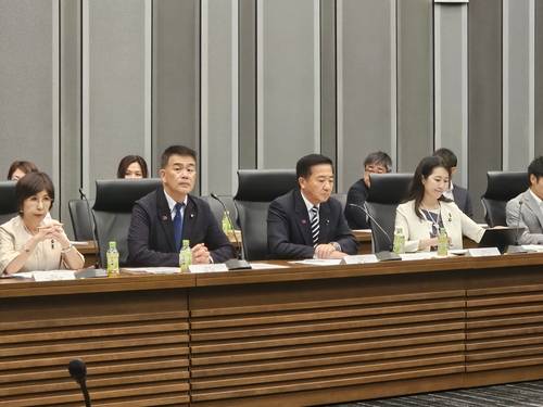 나가시마 아키히사(왼쪽에서 3번째) 일한의원연맹 간사장이 21일 도쿄 참의원 의원회관에서 열린 한일의원연맹·일한의원연맹 합동 간사 회의에서 인사말을 하고 있다. 〈사진=연합뉴스〉