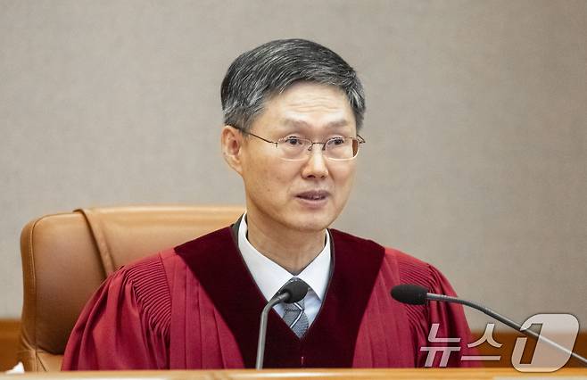 서울 종로구 헌법재판소 대심판정에서 열린 윤석열 대통령의 탄핵심판 선고에서 문형배 헌법재판소장 권한대행이 윤석열 대통령 탄핵심판 선고를 하고 있다. 2025.4.4/뉴스1 ⓒ News1 사진공동취재단
